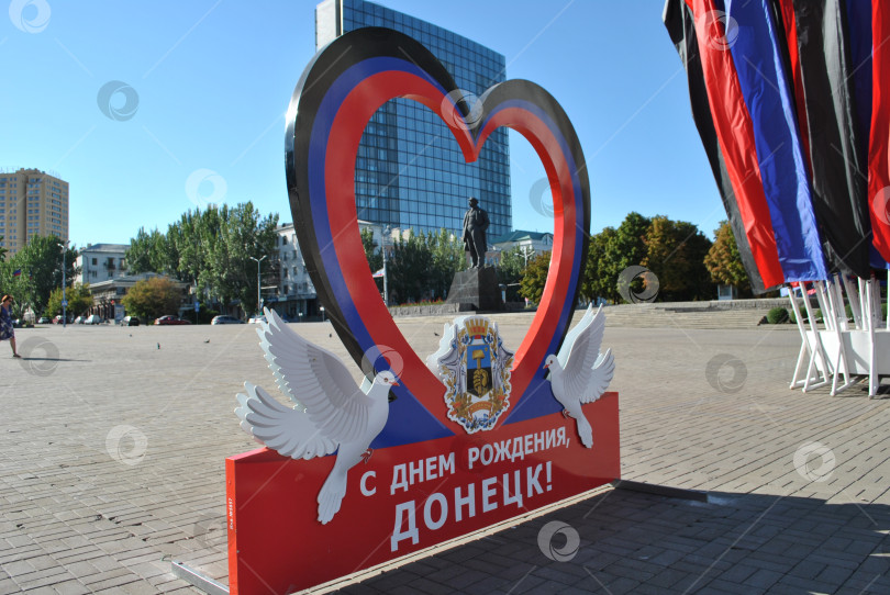 Скачать Донецк, ДНР - 30 августа 2020: Статуя Ленина видна в центре сердца в цветах флага ДНР фотосток Ozero