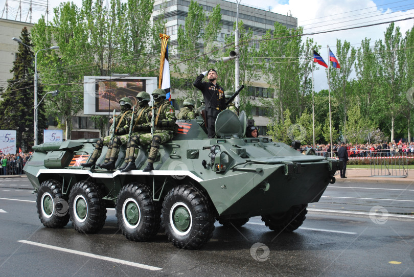 Скачать Донецк, ДНР - 9 мая 2019: Командир "Воха" на БТР во время военного парада Победы фотосток Ozero