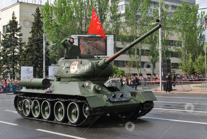 Скачать Донецк, ДНР - 9 мая 2019 : Старый советский танк Т-34 во время военного парада в честь Дня Победы фотосток Ozero