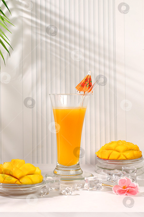 Скачать Замороженный мохито с текилой, лимоном и льдом, лимонад или сок с кусочками манго, концепция бара и вечеринки, рекламная открытка ресторана и кафе, меню ресторана, рекламный баннер домашней вечеринки. фотосток Ozero