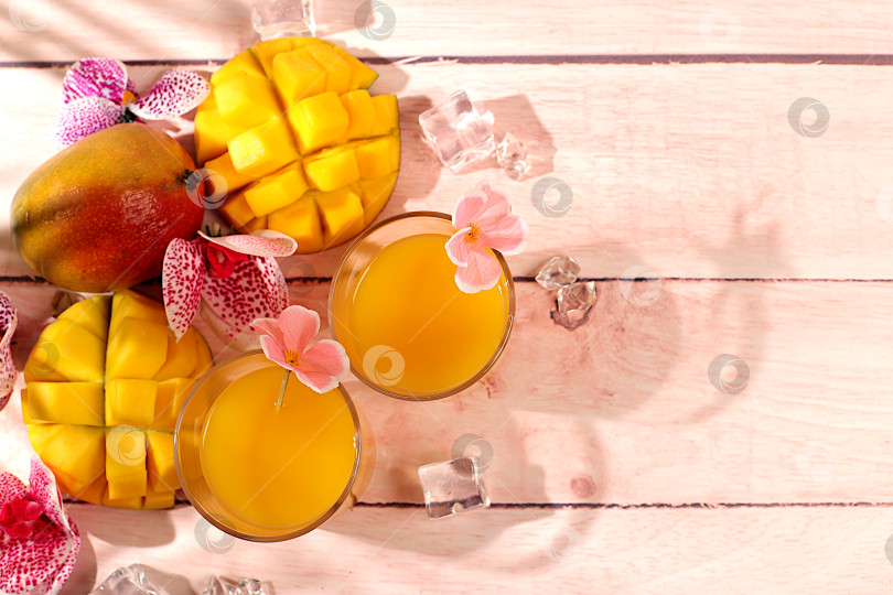 Скачать Замороженный мохито с текилой, лимоном и льдом, лимонад или сок с кусочками манго, концепция бара и вечеринки, рекламная открытка ресторана и кафе, меню ресторана, рекламный баннер домашней вечеринки. фотосток Ozero