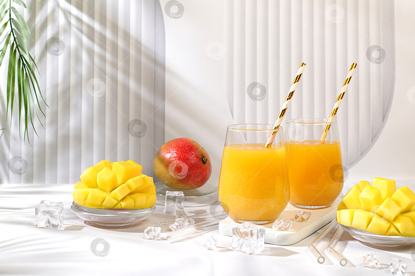 Скачать Холодный домашний смузи, сок или лимонад с кусочками манго, льдом и фруктами. Рецепт освежающего летнего напитка. Концепция детокс-диеты и похудения.Меню ресторана. Баннер для домашней вечеринки. Флаер для баров и кафе фотосток Ozero