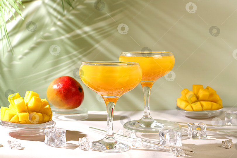 Скачать Замороженный мохито с текилой, лимоном и льдом, лимонад или сок с кусочками манго, концепция бара и вечеринки, рекламная открытка ресторана и кафе, меню ресторана, рекламный баннер домашней вечеринки фотосток Ozero