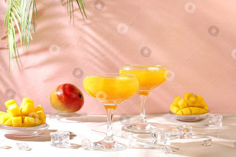Скачать Замороженный мохито с текилой, лимоном и льдом, лимонад или сок с кусочками манго, концепция бара и вечеринки, рекламная открытка ресторана и кафе, меню ресторана, рекламный баннер домашней вечеринки фотосток Ozero