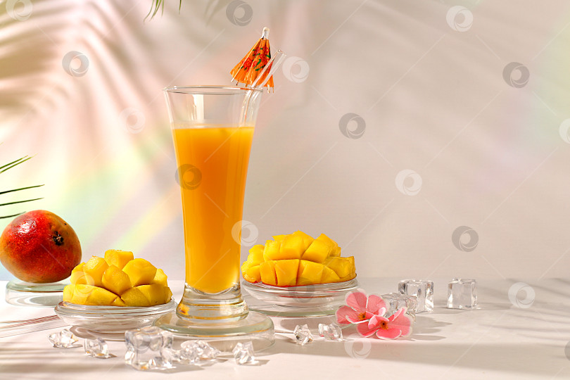Скачать Замороженный мохито с текилой, лимоном и льдом, лимонад или сок с кусочками манго, концепция бара и вечеринки, рекламная открытка ресторана и кафе, меню ресторана, рекламный баннер домашней вечеринки. фотосток Ozero