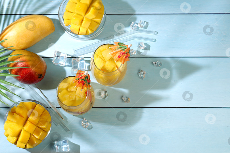 Скачать Замороженный лимонад или сок с кусочками манго, мохито с текилой, лимоном и льдом, концепция бара и вечеринки, рекламная открытка ресторана и кафе, меню ресторана, рекламный баннер домашней вечеринки. фотосток Ozero