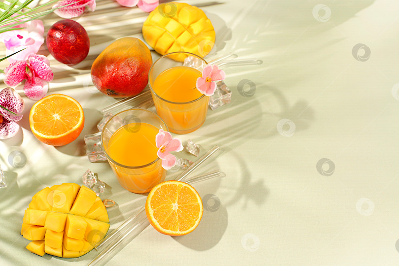 Скачать Замороженный мохито с текилой, лимоном и льдом, лимонад или сок с кусочками манго, концепция бара и вечеринки, рекламная открытка ресторана и кафе, меню ресторана, рекламный баннер домашней вечеринки фотосток Ozero