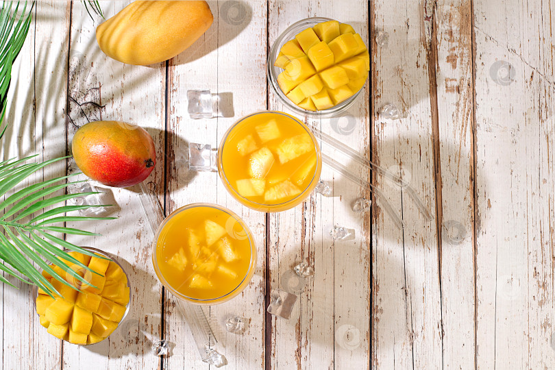 Скачать Замороженный мохито с текилой, лимоном и льдом, лимонад или сок с кусочками манго, концепция бара и вечеринки, рекламная открытка ресторана и кафе, меню ресторана, рекламный баннер домашней вечеринки. фотосток Ozero