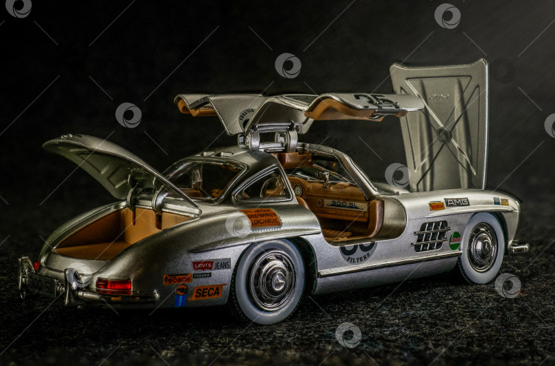 Скачать Модель автомобиля Mercedes-Benz 300SL фотосток Ozero