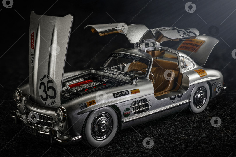 Скачать Модель автомобиля Mercedes-Benz 300SL фотосток Ozero
