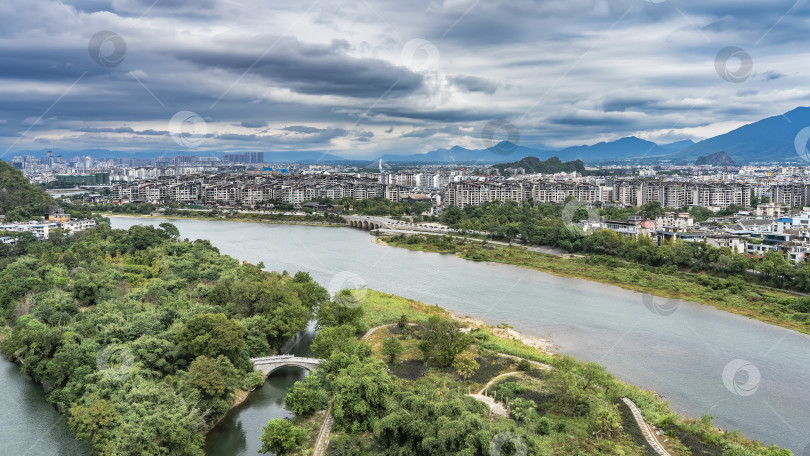 Скачать Городской пейзаж. Вид с высоты птичьего полета. фотосток Ozero