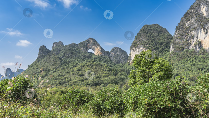 Скачать Красивые горы на фоне голубого неба и облаков. фотосток Ozero