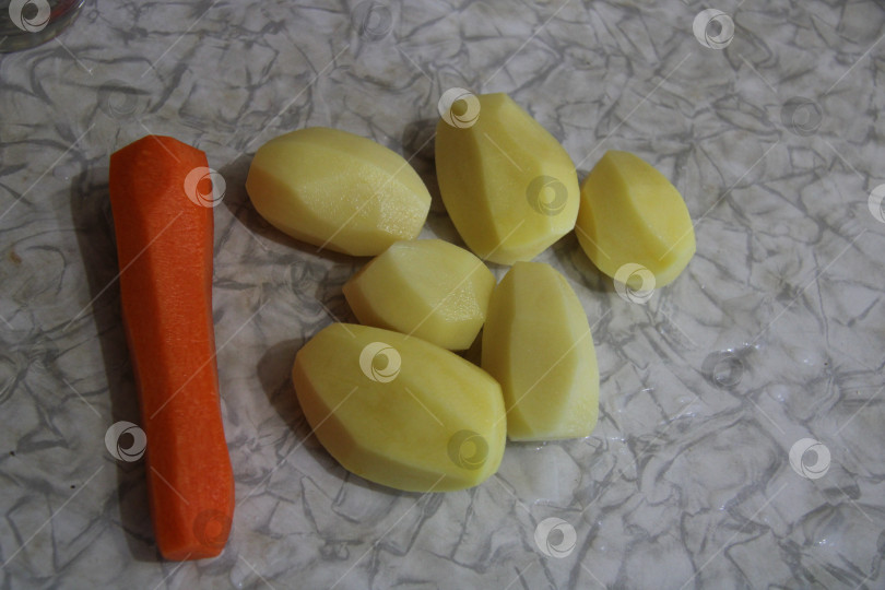Скачать очищенный картофель и морковь на столе, фотосток Ozero