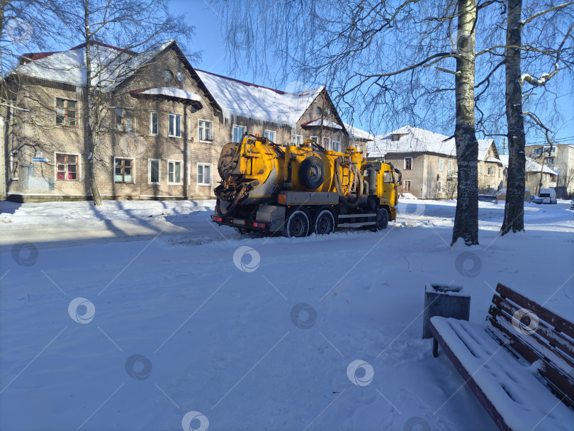 Скачать городской служебный автомобиль, служебная машина, городской транспорт, редакция , Ленинградская область, Киров, Россия, 23.02.2025 фотосток Ozero