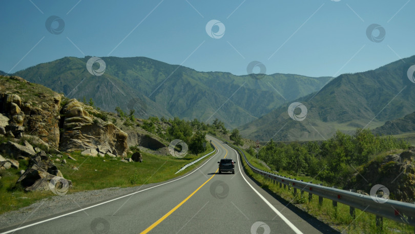 Скачать Участок Чуйского тракта в районе села Купчегень. Республика Алтай фотосток Ozero