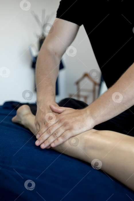 Скачать Крупный план умелых рук, массирующих икру и лодыжку человека, способствующих расслаблению и рельефу мышц фотосток Ozero