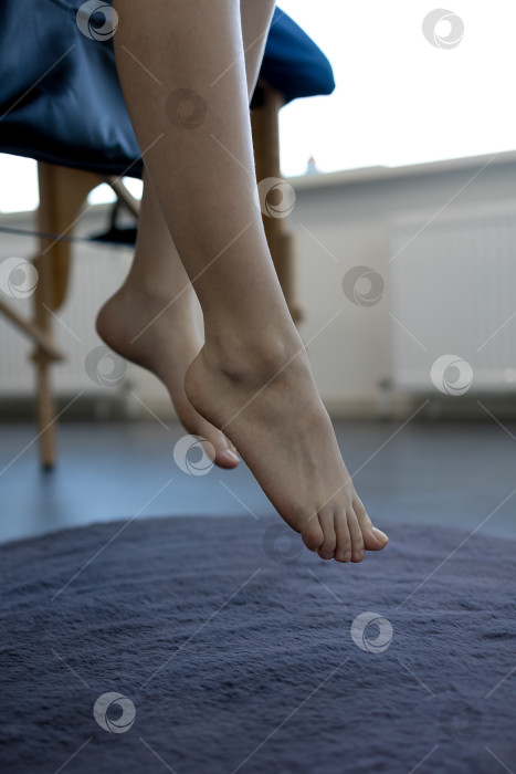 Скачать Крупный план женских ног на коврике после массажа фотосток Ozero