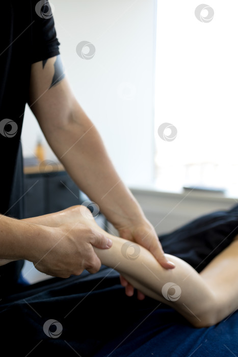 Скачать Крупный план умелых рук, массирующих икру и лодыжку человека, способствующих расслаблению и рельефу мышц фотосток Ozero