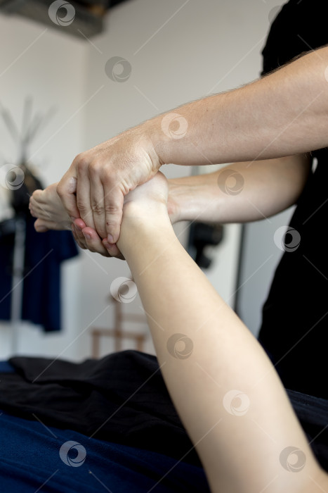 Скачать Крупный план умелых рук, массирующих икру и лодыжку человека, способствующих расслаблению и рельефу мышц фотосток Ozero