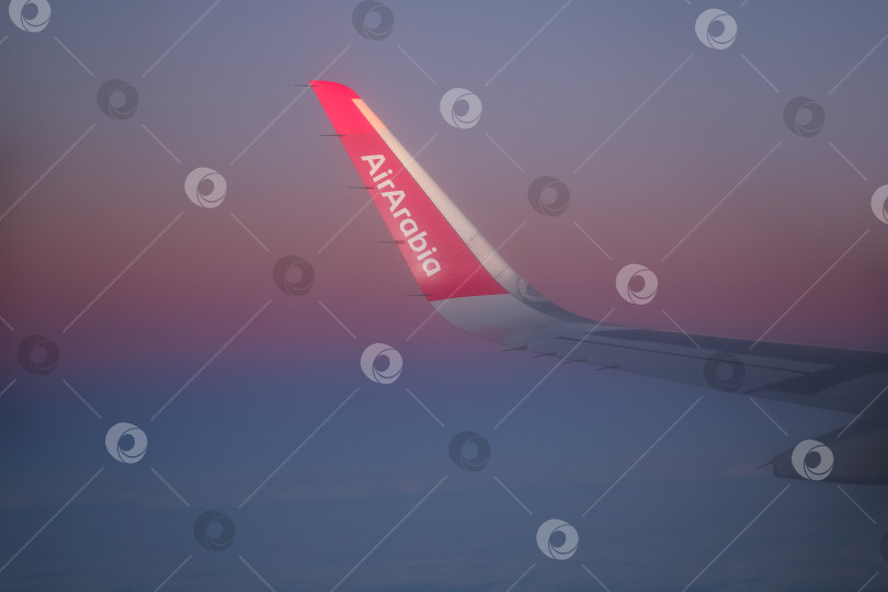 Скачать Москва, Россия - 30 октября 2026 года: авиакрыло, рейс Москва, Россия - Шарджа, ОАЭ, с логотипом авиакомпании AirArabia Airlines фотосток Ozero