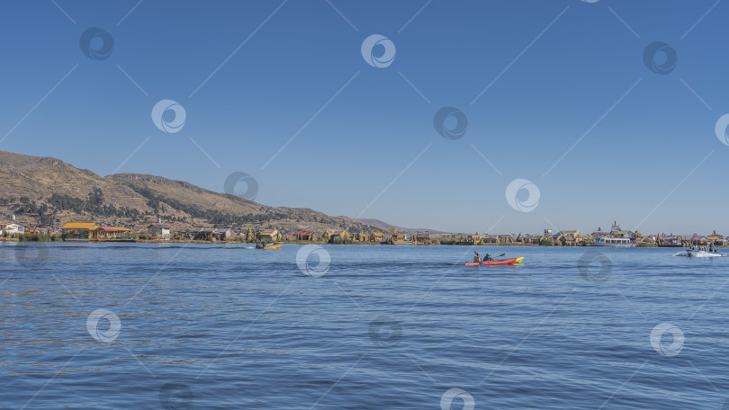 Скачать Туристические лодки, тростниковые лодочки бальса-де-тотора плывут по спокойному альпийскому озеру. фотосток Ozero