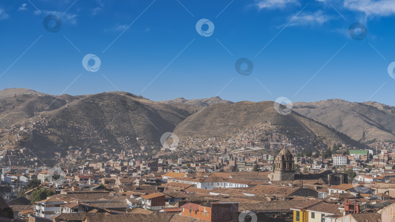 Скачать Панорама старого колониального города. Здесь много зданий с красными черепичными крышами фотосток Ozero