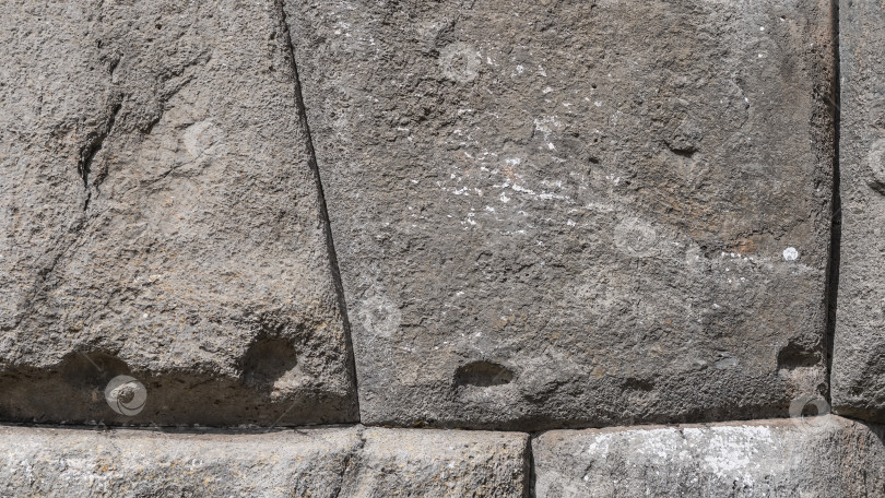 Скачать Уникальная каменная работа инков. Огромные каменные глыбы гладко обтесаны и плотно подогнаны друг к другу фотосток Ozero