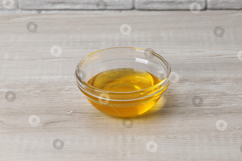 Скачать На деревянном столе стоит ваза с медом с прозрачной поверхностью фотосток Ozero