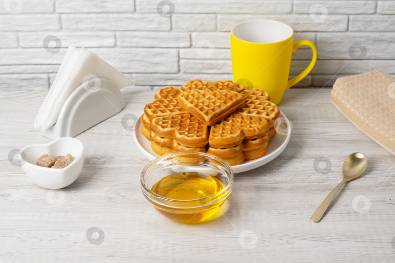 Скачать Вафли в форме сердечка подаются на тарелке с медом фотосток Ozero