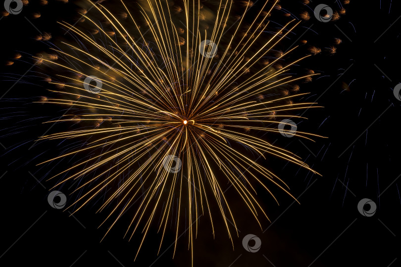 Скачать Яркие лучи огня на черном фоне. Праздничный фейерверк на фоне ночного неба в честь Дня Победы. фотосток Ozero