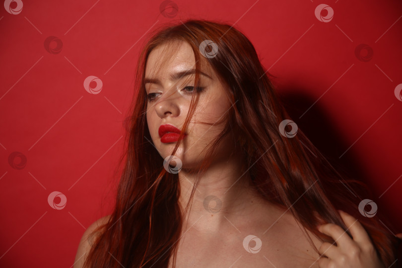 Скачать Красивая девушка  с алыми губами на красном фоне фотосток Ozero