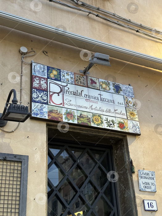 Скачать Вывеска в Италии фотосток Ozero