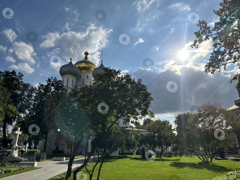 Скачать Храм в лучах солнца фотосток Ozero