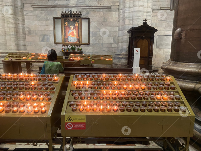 Скачать Свечи в храме фотосток Ozero