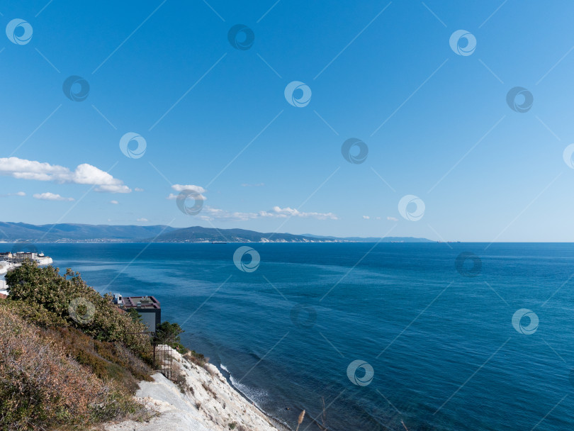 Скачать Вид на Цемесскую бухту с горы Колдун в Мысхако, недалеко от Новороссийска, Россия, с видом на побережье Черного моря, портовую зону и горный ландшафт фотосток Ozero