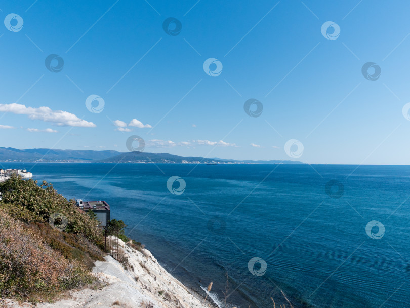 Скачать Вид на Цемесскую бухту с горы Колдун в Мысхако близ Новороссийска, Россия, с видом на побережье Черного моря, портовую зону и горный ландшафт фотосток Ozero