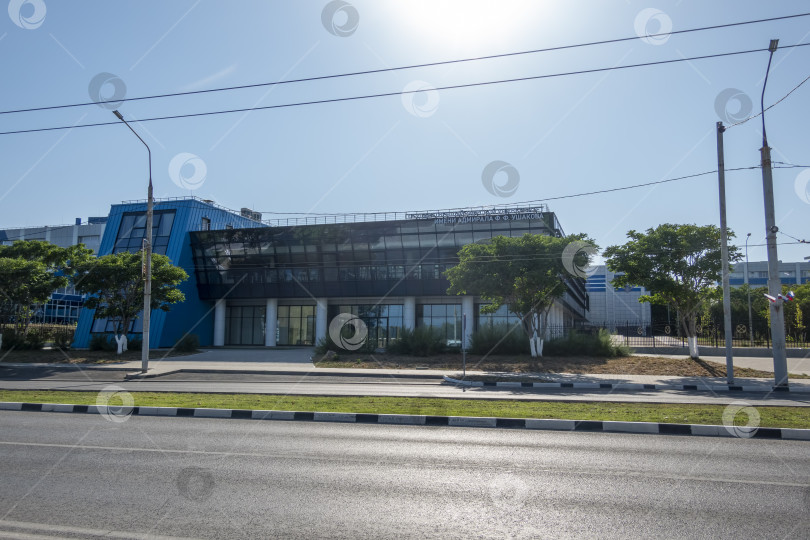 Скачать 22 августа 2025 года здание Государственного морского университета имени Ушакова в Новороссийске, Россия, на побережье Черного моря. Историческое учебное заведение с морской архитектурой фотосток Ozero