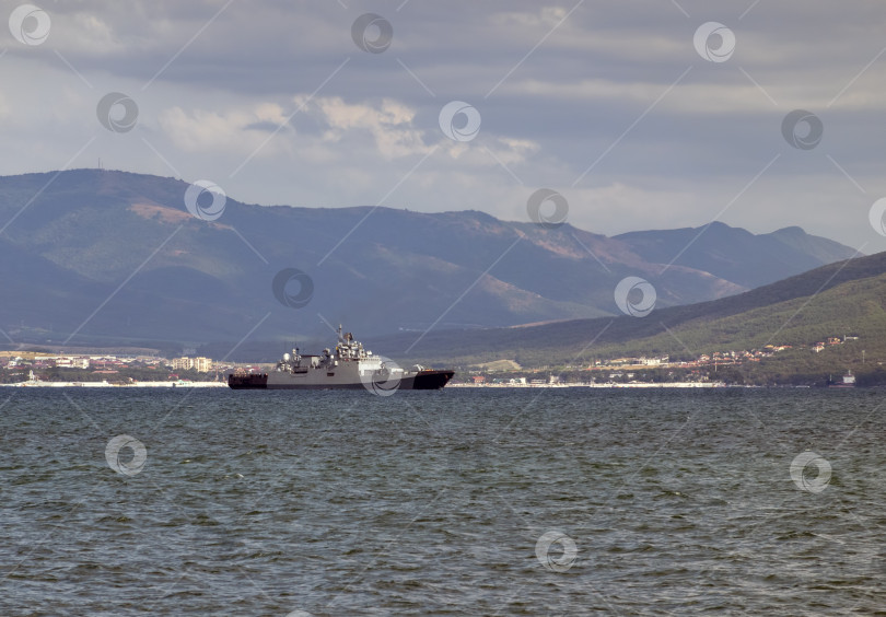 Скачать 20 августа 2022 года: Военный корабль, стоящий на якоре в Черном море, Россия, символизирует военно-морское присутствие, безопасность на море и военную активность в открытых водах. фотосток Ozero