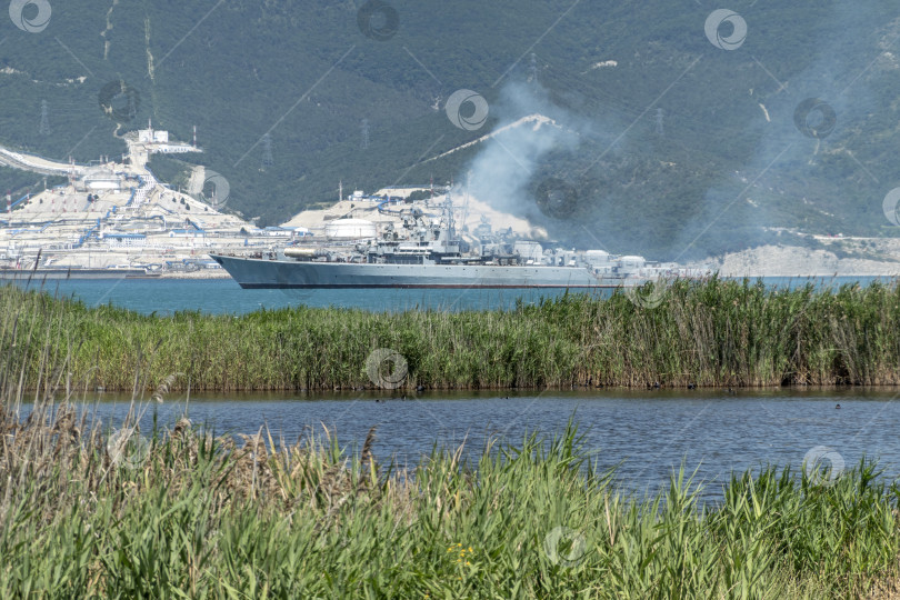 Скачать 20 августа 2022 года: Военный корабль, стоящий на якоре в Черном море, Россия, символизирует военно-морское присутствие, безопасность на море и военную активность в открытых водах. фотосток Ozero