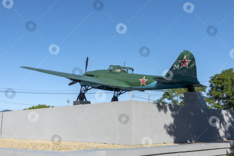 Скачать 22 августа 2025 года памятник самолету Ил-2 в Новороссийске, Россия, на побережье Черного моря. Общественный мемориал, посвященный советской штурмовой авиации и истории Второй мировой войны фотосток Ozero