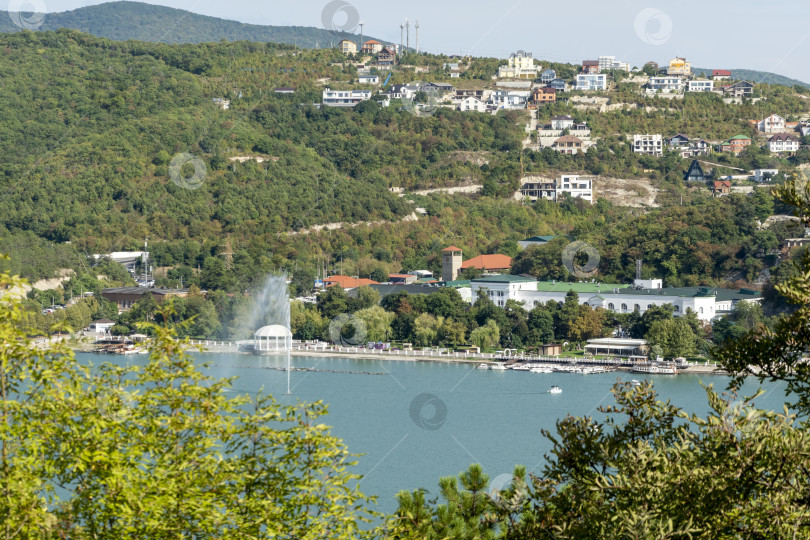 Скачать 19 августа 2025 года прогулка по озеру Абрау-Дюрсо со спокойной водой, зеленью и живописными окрестностями фотосток Ozero