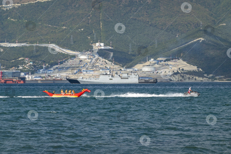 Скачать 20 августа 2022 года: Военный корабль, стоящий на якоре в Черном море, Россия, символизирует военно-морское присутствие, безопасность на море и военную активность в открытых водах. фотосток Ozero