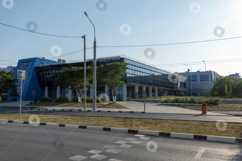 Скачать 22 августа 2025 года здание Государственного морского университета имени Ушакова в Новороссийске, Россия, на побережье Черного моря. Историческое учебное заведение с морской архитектурой фотосток Ozero