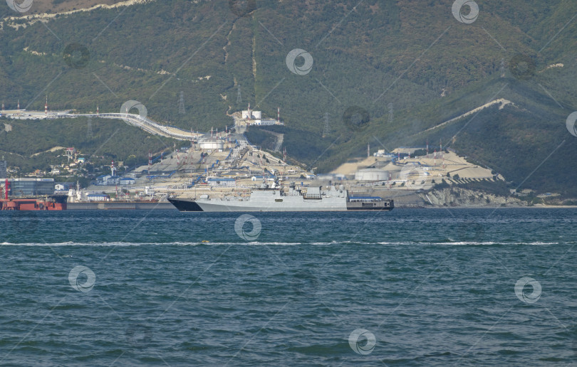 Скачать 20 августа 2022 года: Военный корабль, стоящий на якоре в Черном море, Россия, представляет военно-морское присутствие, безопасность на море и военную активность в открытых водах. фотосток Ozero