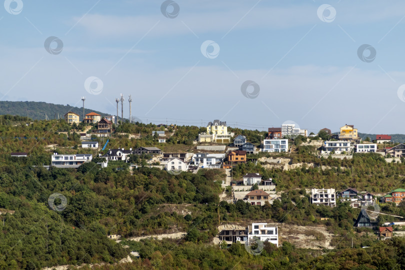 Скачать 12 августа 2025 года Вид сверху с горы Колдун на море и береговую линию в направлении курортного поселка Мысхако близ Новороссийска, Россия, на побережье Черного моря. Прибрежный ландшафт и береговая линия фотосток Ozero