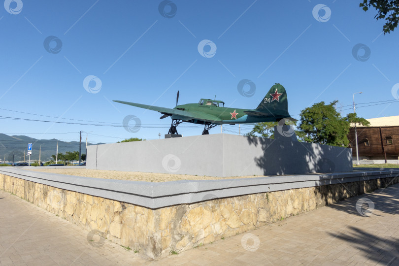 Скачать 22 августа 2025 года памятник самолету Ил-2 в Новороссийске, Россия, на побережье Черного моря. Общественный мемориал, посвященный советской штурмовой авиации и истории Второй мировой войны фотосток Ozero