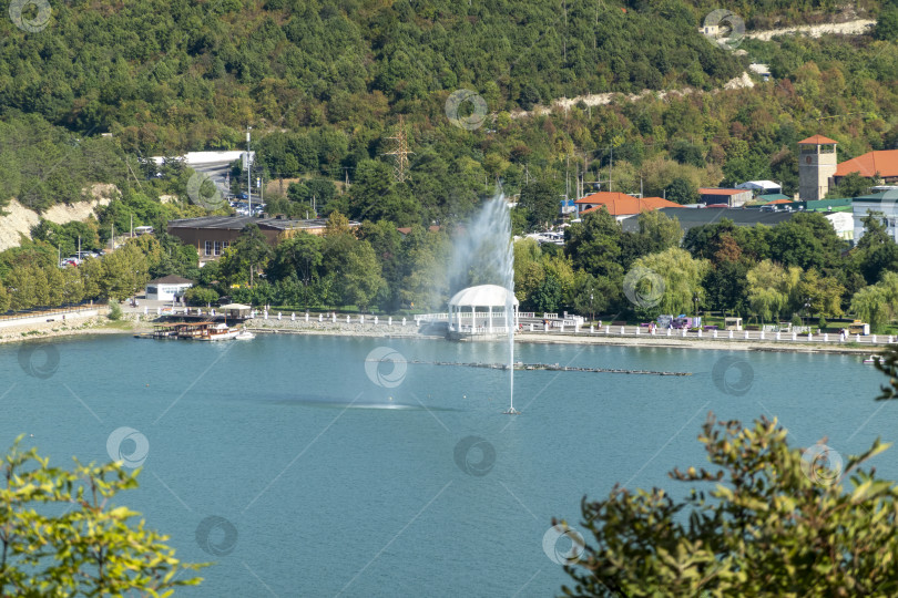 Скачать 19 августа 2025 года прогулка по озеру Абрау-Дюрсо со спокойной водой, зеленью и живописными окрестностями фотосток Ozero