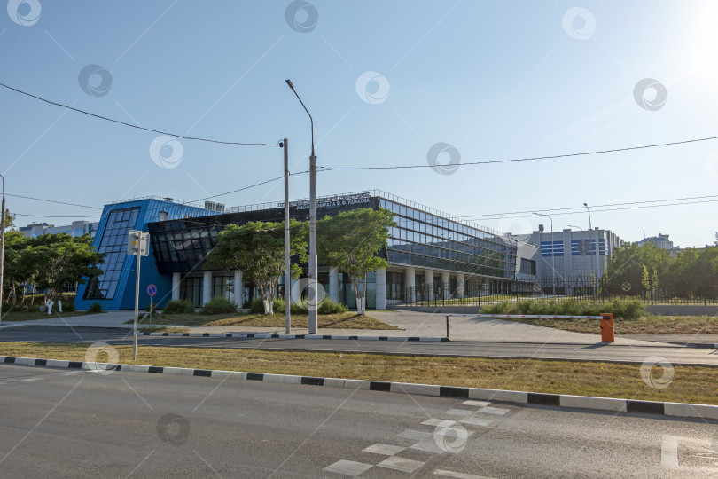 Скачать 22 августа 2025 года здание Государственного морского университета имени Ушакова в Новороссийске, Россия, на побережье Черного моря. Историческое учебное заведение с морской архитектурой фотосток Ozero