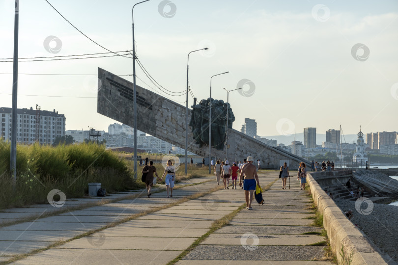 Скачать 22 августа 2025 года в Новороссийске, Россия, в память об их героизме во время Второй мировой войны установлен памятник безземельным солдатам. Исторический мемориал на побережье Черного моря фотосток Ozero