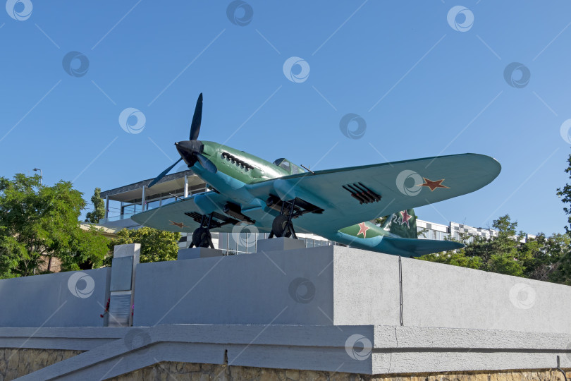 Скачать 22 августа 2025 года памятник самолету Ил-2 в Новороссийске, Россия, на побережье Черного моря. Общественный мемориал, посвященный советской штурмовой авиации и истории Второй мировой войны фотосток Ozero